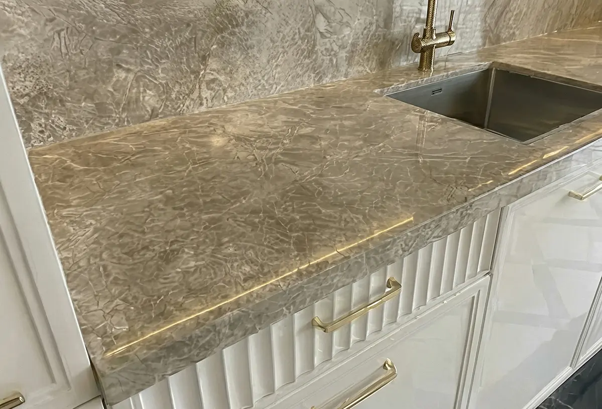 Стыковка фартука и столешницы из мрамора, ракурс 3