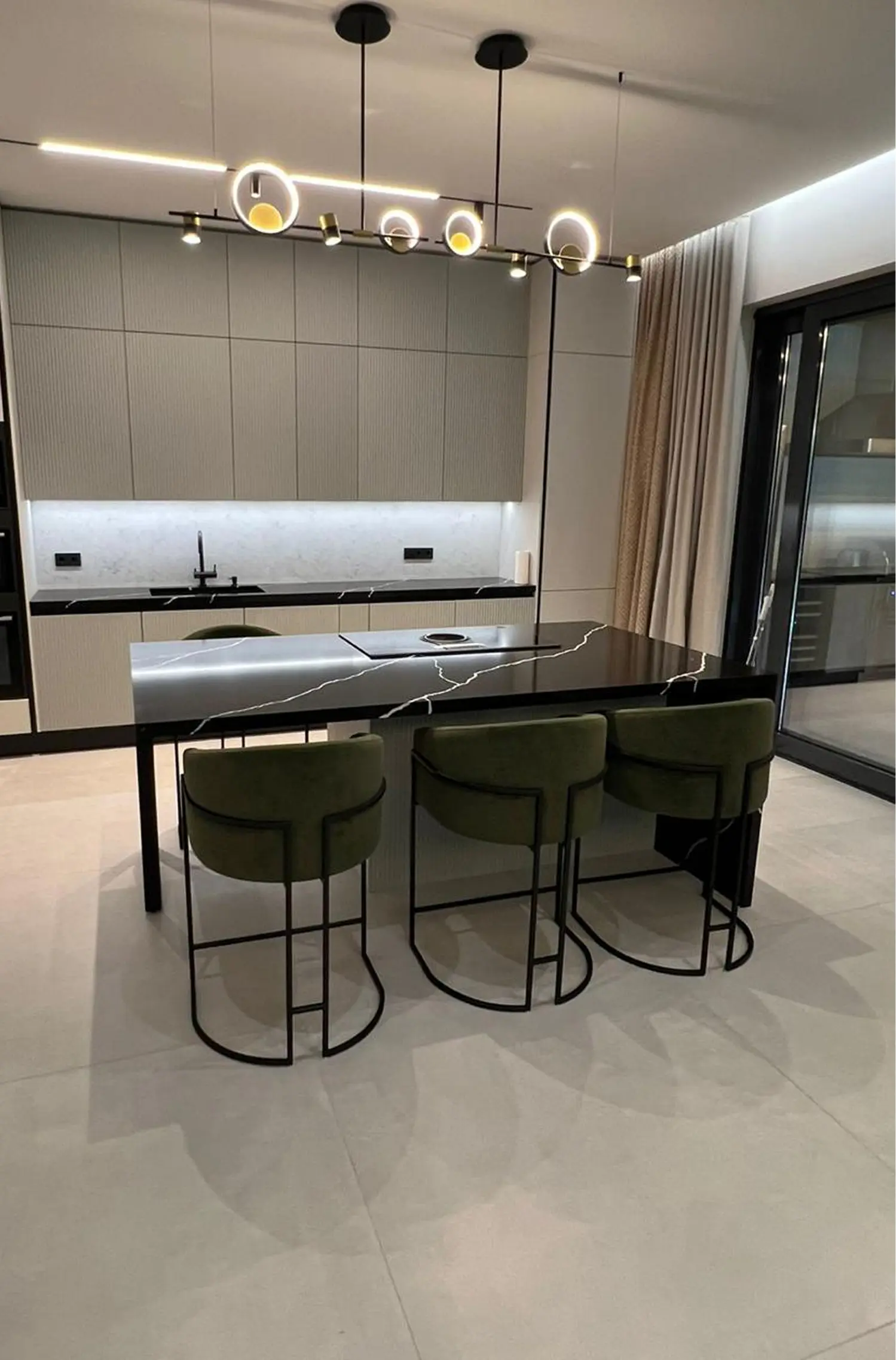 Сочетание Bianco Carrara и Negro Marquina Extra в кухне, ракурс 2